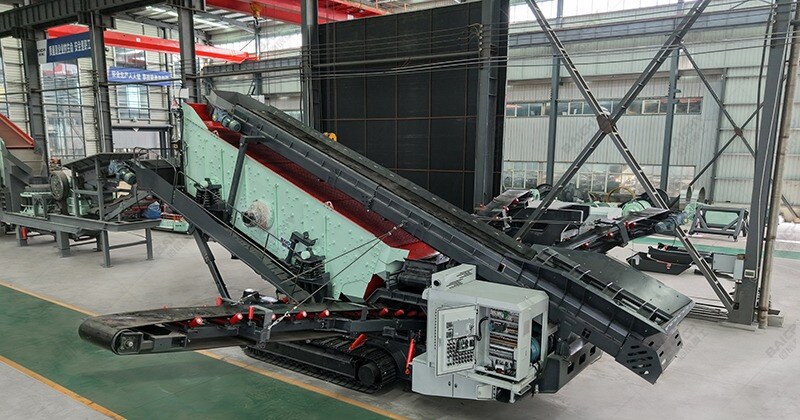 Mobile crushing plant 10